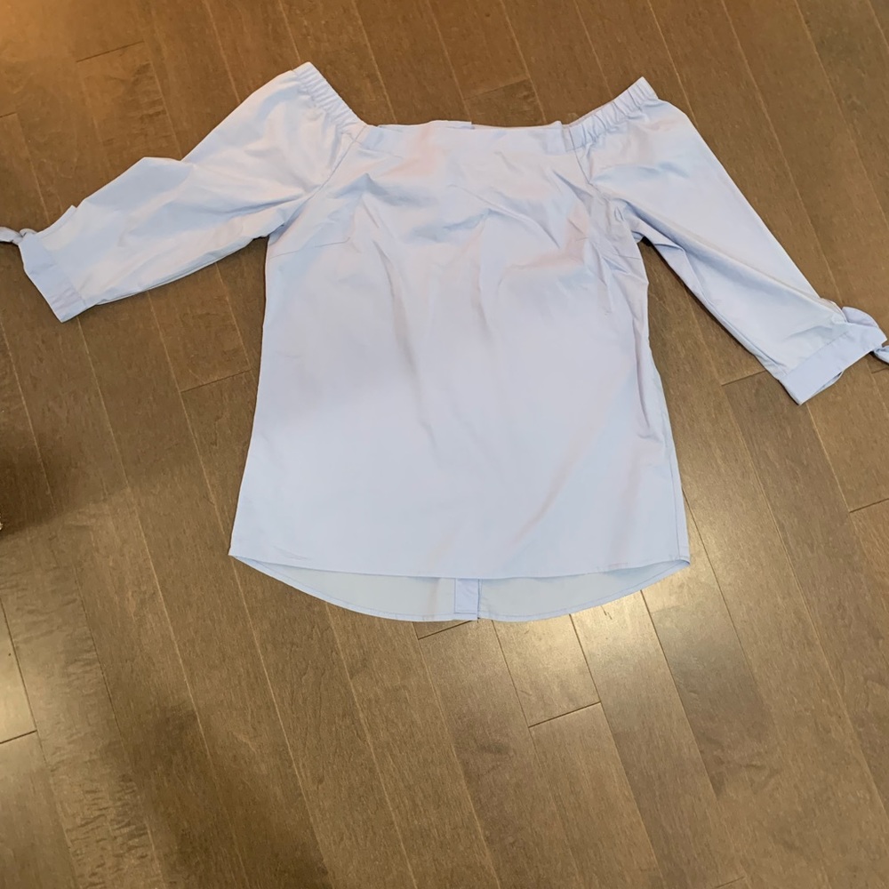 Beautiful blue off the shoulder blouse. Size small.